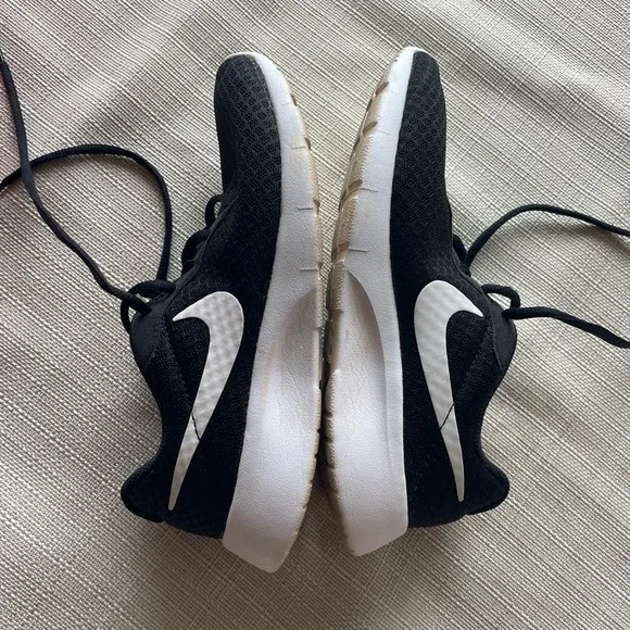 Nike Tanjun Shoes - 5Y / 6.5W - Picture 2 of 8